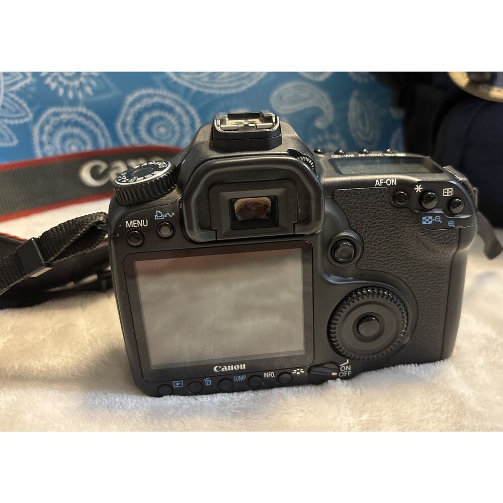 Canon EOS 40D Digital Camera, EFS 18-55 mm Lens, Battery, Charger, Strap and Bag - Picture 9 of 15